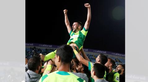 Como ocurriera hace un año en El Sadar con Osasuna, los compañeros del AEK Larnaca mantearon a Oier este domingo