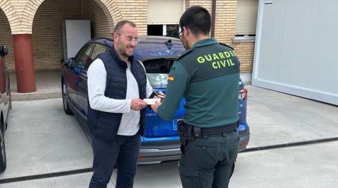 Un agente de la Guardia Civil entrega a su dueño el vehículo robado Un agente de la Guardia Civil entrega a su dueño el vehículo robado