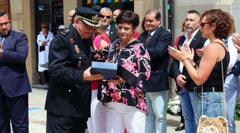 Sangüesa Instante en que el jefe superior de Policía Nacional en Navarra, José María Borja Moreno, entrega a la viuda de Julián Embid, el primer carnet y placa de su marido asesinado por ETA en Sangüesa hace 20 años.