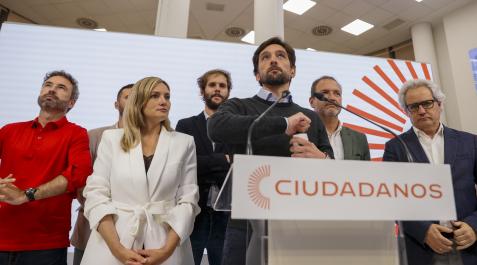 Ciudadanos no se presentará a las elecciones generales El secretario general de Ciudadanos, Adrián Vázquez (c), junto a la líder del partido Patricia Guasp (2i) durante la rueda de prensa ofrecida tras la reunión del Comité Nacional, este martes