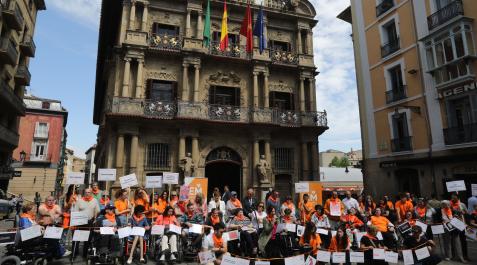 Miembros de la Asociación de Esclerosis Múltiple en la Plaza del Ayuntamiento La marcha, teñida de color naranja, discurrió entre los Corralillos y la Plaza del Ayuntamiento