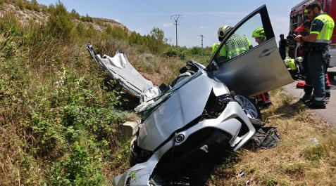alcanadre Estado en el que ha quedado el vehículo después de que los bomberos hayan tenido que desatrapar al conductor