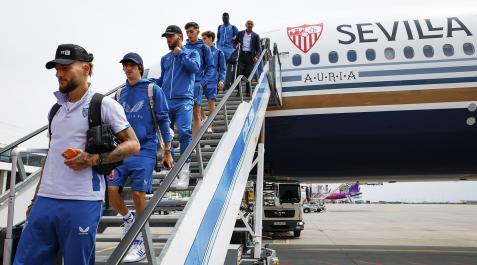 Los jugadores del Sevilla descienden del avión tras aterrizar en el aeropuerto de Budapest
