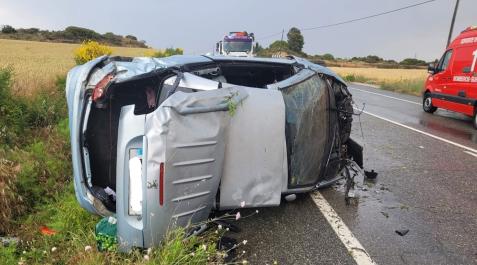 vuelco-tafalla Estado en el que ha quedado el vehículo tras volcar en la NA-132, en el término municipal de Tafalla