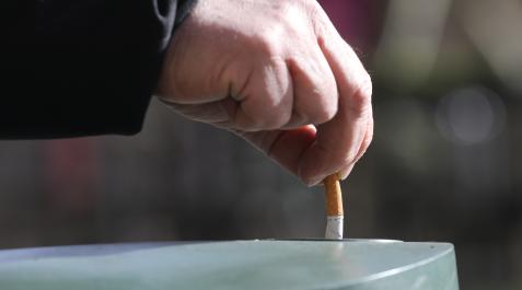 Una persona apaga un cigarrillo. Una persona apaga un cigarrillo.