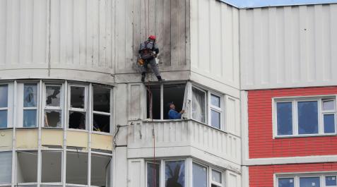 ataque-drones-moscu Trabajadores reparan un edificio residencial dañado tras el primer ataque con drones sufrido por Moscú
