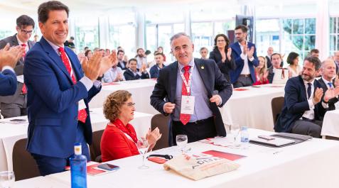 Adefan Iñaki Ecay, primero por la izda., aplaude a Francisco Esparza junto al resto de asistentes. Junto a ellos, Marisa Sainz, directora de Adefan