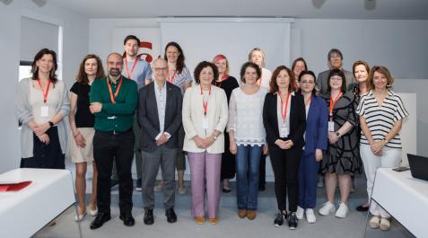 Foto de grupo de la consejera Maeztu con representantes de las 5 regiones europeas participantes en el encuentro Foto de grupo de la consejera Maeztu con representantes de las 5 regiones europeas participantes en el encuentro