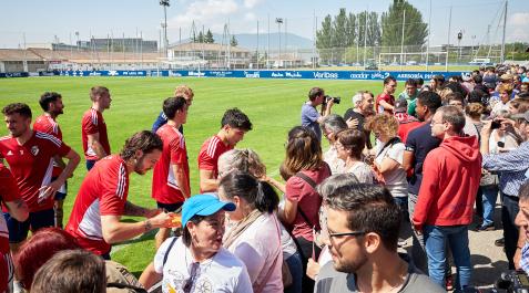 EntrenamientoOsasuna Los jugadores de Osasuna firman autógrafos tras finalizar la sesión de este miércoles en Tajonar