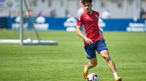 Abde Ez Abde conduce el balón durante el entrenamiento rojillo de este miércoles, 21 de mayo, en Tajonar
