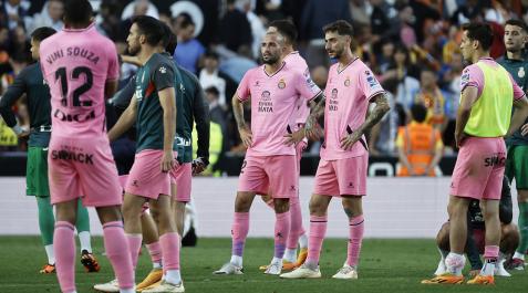 Valencia - Espanyol Tristeza entre los jugadores del RCDE Espanyol tras empatar contra el Valencia y confirmar el descenso a Segunda División