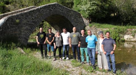 Los 9 candidatos de EH Bildu posan en Ibilcieta. Desde la izda.: Raúl Carretero, Koldo Vicente, Mila Zubiri, Juan Ángel Contín, Iñaki De Carlos, José Ángel Molinero, Gustavo Goiena, Maitane Eslava y Unai Yarza Los 9 candidatos de EH Bildu posan en Ibilcieta. Desde la izda.: Raúl Carretero, Koldo Vicente, Mila Zubiri, Juan Ángel Contín, Iñaki De Carlos, José Ángel Molinero, Gustavo Goiena, Maitane Eslava y Unai Yarza