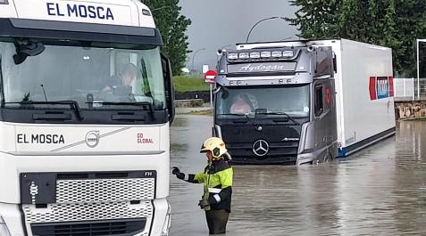 inundaciones imarcoain Fotos de los camiones atrapados por las inundaciones en la Ciudad del Transporte de Imárcoain