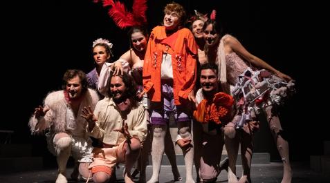 Escena de ‘1789’, durante el ensayo general en la Casa de Cultura de Aoiz. El vestuario ha sido diseñado por Laura Montes.