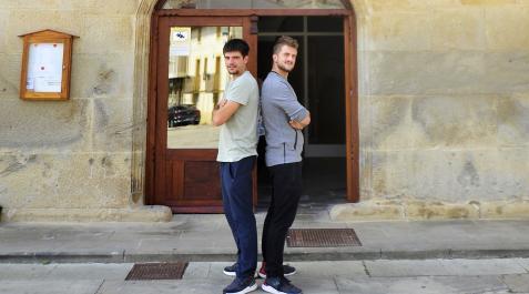 Murillo el Fruto Andrés Vallés Gabari, de 30 años (izda.) y ya concejal; y Aitor Murillo Jiménez, de 27, miembro de la lista que se quedó a ocho votos de salir