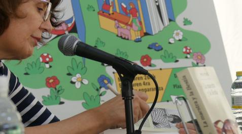 Imma Monsó Imma Monsó, el lunes, en la Feria del Libro de Navarra, firma un ejemplar de su libro.