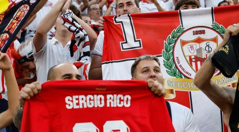 Sergio Rico Foto de los seguidores del Sevilla FC con una camiseta en apoyo al jugador ex sevillista Sergio Rico, que está grave tras caerse de un caballo, antes este miércoles en el Puskas Arena de Budapest (Hungría), durante la Final de la Liga Europa