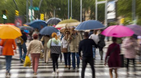 Lluvia en Zaragoza Foto de varias personas que se protegen de la lluvia en Zaragoza