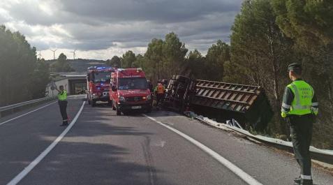 accidente-camion-pueyo Estado en el que ha quedado el camión tras volcar en Pueyo