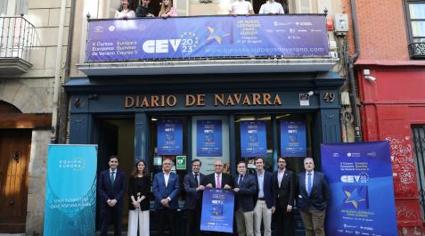 Quinta edición de los Cursos Europeos de Verano Desde la izquierda, abajo: Ricardo Goñi (Caja Rural); Cristina Oroz (Cámara de Comercio), Juan Miguel Sucunza (CEN), Pablo Zalba (presidente del consejo rector de los Cursos Europeos de Verano); Enrique Maya (alcalde en funciones de Pamplona); Luis Colina (presidente de la Fundación Diario de Navarra); Javier Larequi (portavoz de Equipo Europa), Carlos Amatriain (director del Instituto Navarro de Juventud), y Tito Navarro (Brandok-Grupo la Información). Encima, en el balcón, jóvenes de Equipo Europa. Desde la izda.: Ariana Betalleluz, Nicolás Atanes, María Gonzalo, Iván Sánchez y Jon Antomás