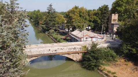 Vista del acceso a El Bocal con el puente sobre el Canal Imperial de Aragón en el centro de la imagen