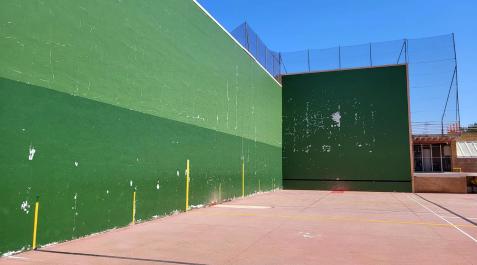 ASDF Imagen del frontón del complejo deportivo municipal Ribotas de Tudela