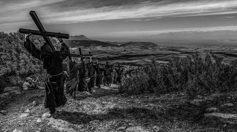 Con cruces de madera, los romeros de Lumbier ascienden descalzos a la ermita de la Trinidad. Con cruces de madera, los romeros de Lumbier ascienden descalzos a la ermita de la Trinidad
