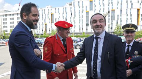 El socialista Ramón Alzórriz y el líder de UPN, Javier Esparza, se saludan antes del acto en la UPNA Ramón Alzórriz y Javier Esparza