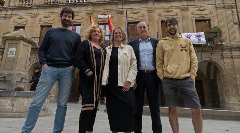 ‘Las 4 puertas’ nueva asociación Foto de desde la izda., Gustavo Arpón Sádaba, Pilar Calvo González, Raquel Sabando Bonafau, Eduardo Zulaica Mochategui y Nacho Ciaurri Borda forman parte de la junta directiva de la recién creada Asociación Las 4 puertas de Viana