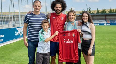 A_ J. (37641658) Aridane posa con Belén y su familia (Imanol, Oier y Nahiara) tras la entrega de la camiseta