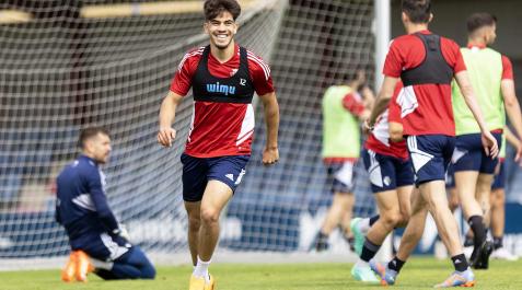 Ez Abde sonríe tras una jugada en el entrenamiento de Tajonar este sábado