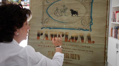 Ana Hueso archivo Ana Hueso, del Archivo Municipal de Pamplona, muestra el cartel más antiguo que se conserva, de 1846