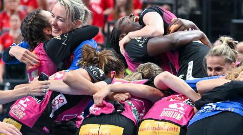 Lysa Lysa Tchaptchet, eufórica, celebra el pase a la final junto al resto de sus compañeras en el Vipers