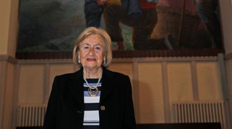 Feli Alzu Arana, modelo de la Virgen de la Milagrosa que tiene a sus espaldas, cuadro pintado en 1947 por César Hombrados Oñativia, en la iglesia de los Padres Paúles. Feli Alzu Arana, modelo de la Virgen de la Milagrosa que tiene a sus espaldas, cuadro pintado en 1947 por César Hombrados Oñativia, en la iglesia de los Padres Paúles.