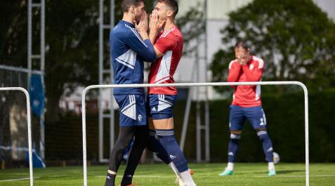 Gesto expresivo de Sergio Herrera y Lucas Torró con Kike García al fondo. Gesto expresivo de Sergio Herrera y Lucas Torró con Kike García al fondo.