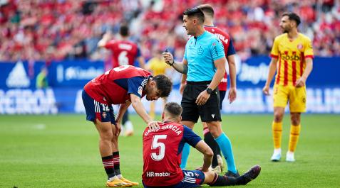 Osasuna - Girona David García en el suelo de El Sadar tras lesionarse