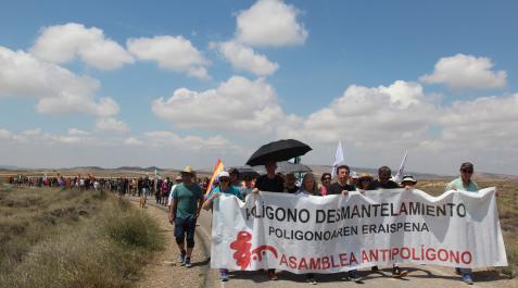 MARCHA Los participantes en la marcha contra el polígono de tiro de Bardenas se dirigen a la instalación militar.