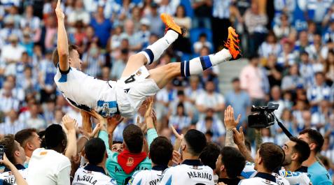 El jugador de la Real Sociedad, Asier Illarramendi, durante el homenaje que ha recibido a la finalización del partido de la última jornada de Liga que Real Sociedad y Sevilla FC han disputado este domingo
