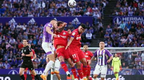 El jugador del Valladolid Javi Sánchez salta con Latasa y Aleñá a por un balón aéreo