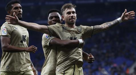 Adrián Embarba es felicitado por sus compañeros tras anotar el penalti que mantiene al Almería en LaLiga Santander