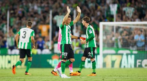 Joaquin Sanchez saluda al público en el momento de ser sustituido tras su último partido como profesional en el estadio Benito Villamarín