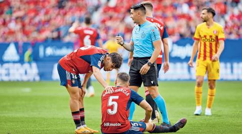 David García, sentado en el césped de El Sadar, antes de retirarse del partido David García