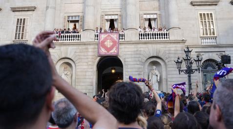 El equipo femenino del FC Barcelona ofreció este 4 de junio la segunda Champions de su historia a sus aficionados en la plaza de Sant Jaume, donde se produjo la agresión El equipo femenino del FC Barcelona ofreció este 4 de junio la segunda Champions de su historia a sus aficionados en la plaza de Sant Jaume, donde se produjo la agresión