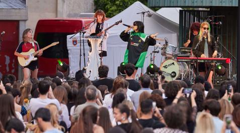 Imagen del concierto de Natalia Lacunza, en el peldaño anterior de la Escalerica sanferminera