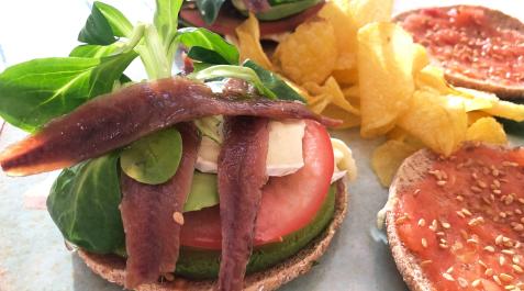 Recetas Así queda el bocadillo de anchoas, aguacte y...