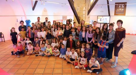 Escolares y profesorado de Lumbier posando este lunes junto a la diseñadora Edurne Ibáñez en la apertura de la exposición. Escolares y profesorado de Lumbier posando este lunes junto a la diseñadora Edurne Ibáñez en la apertura de la exposición