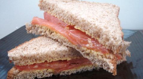 Sandwich de salmón Sandwich integral de salmón y mostaza