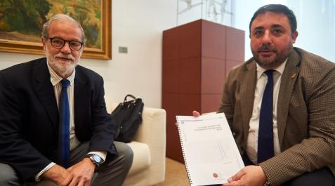 cabeza El presidente de Comptos, Ignacio Cabeza de Salvador, junto al presidente del Parlamento, Unai Hualde.