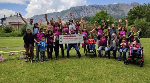 ziordia Promotores del torneo y miembros de la Asociación Síndrome de Rett con el cheque que da fe de la recaudación obtenida el domingo en Ziordia