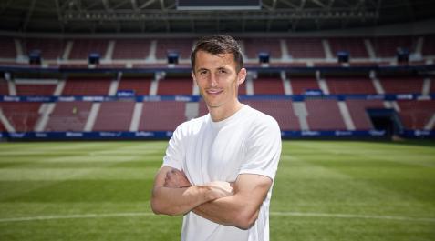 Ante Budimir posa en El Sadar el día después de su doblete contra el Girona para firmar el billete a Europa